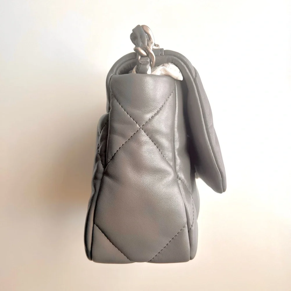 🔥CHANEL 19 Lambskin Quilted Medium Flap in Grey